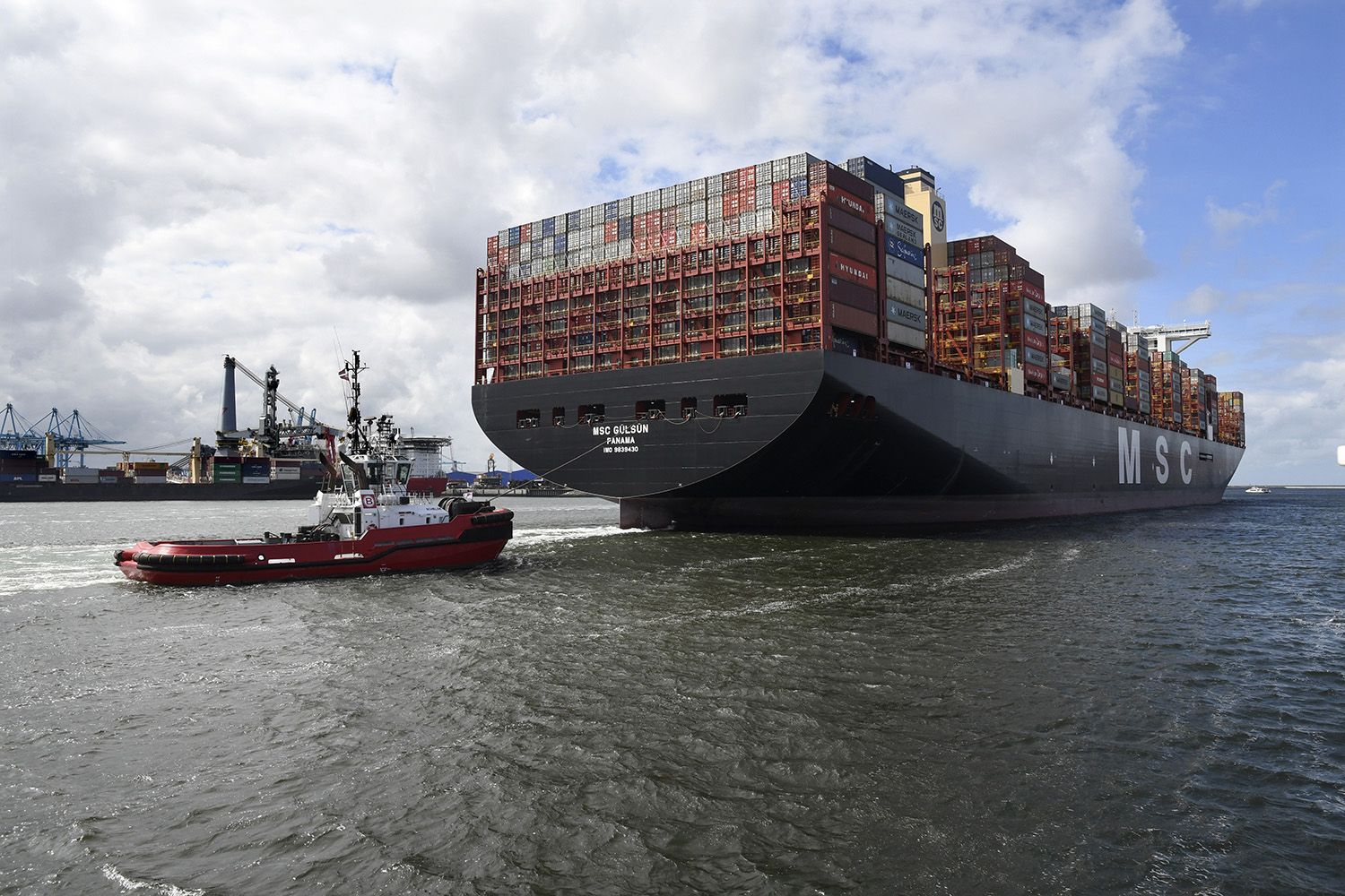 Порт Роттердам принял крупнейший в мире контейнеровоз